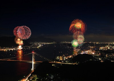 関門海峡花火大会の打ち上げ花火