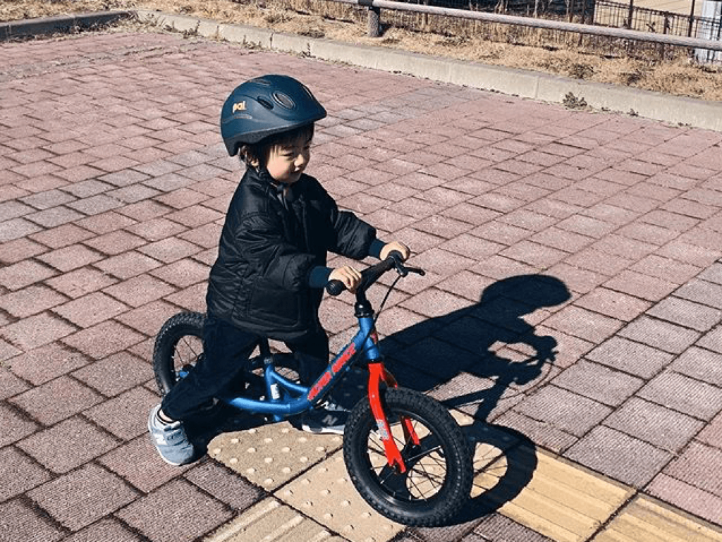 トレーニングバイクに乗る子供