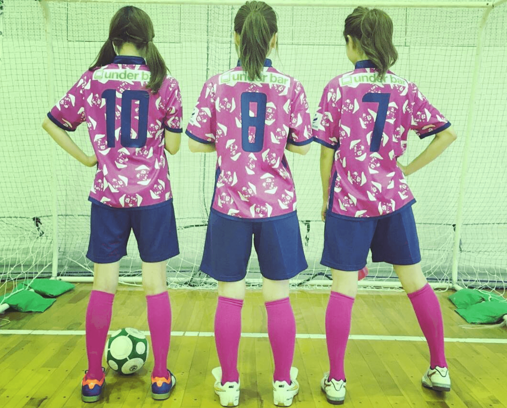 ゴールを向いたフットサル女子3人