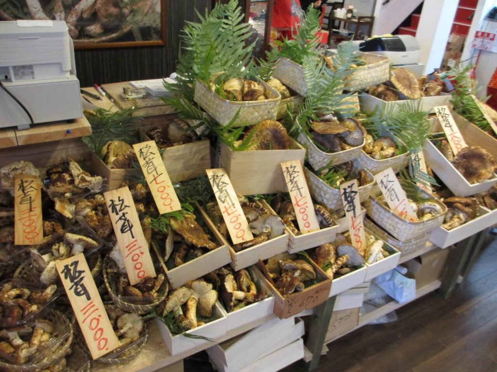 魚松　店頭販売の松茸